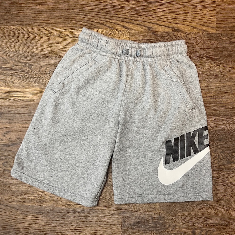 BOYS NIKE SHORTS GRAY